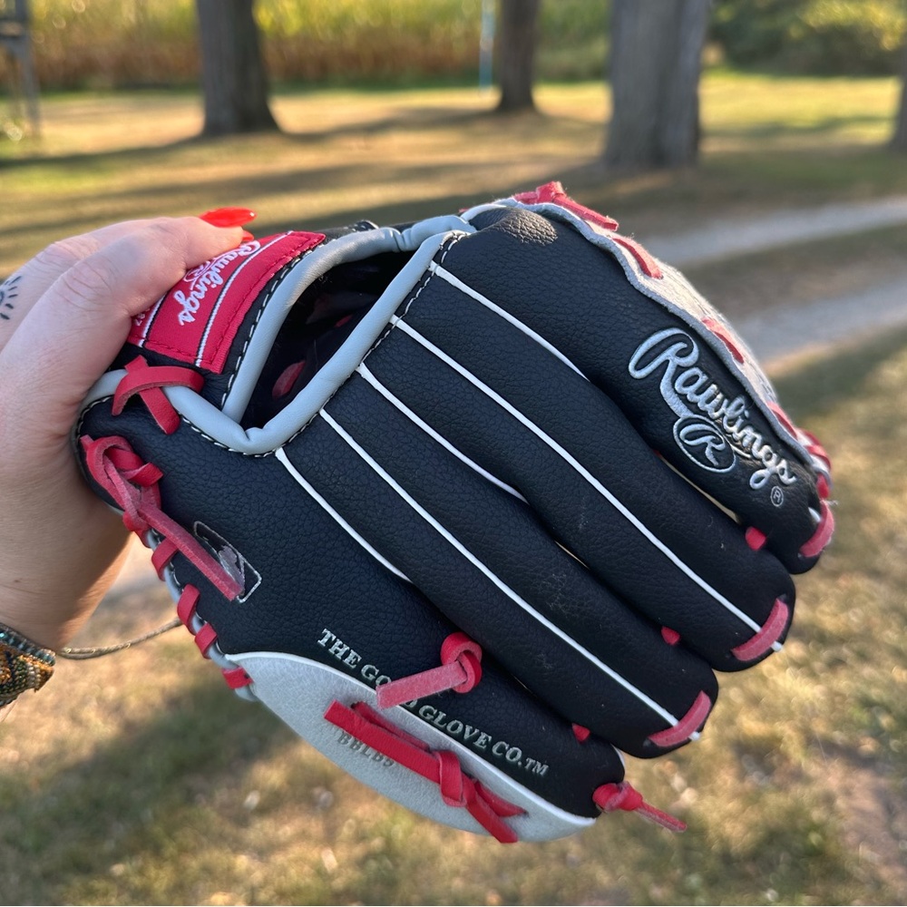 Rawlings reinforced leather LEFT handed boys mit. Brand new never used